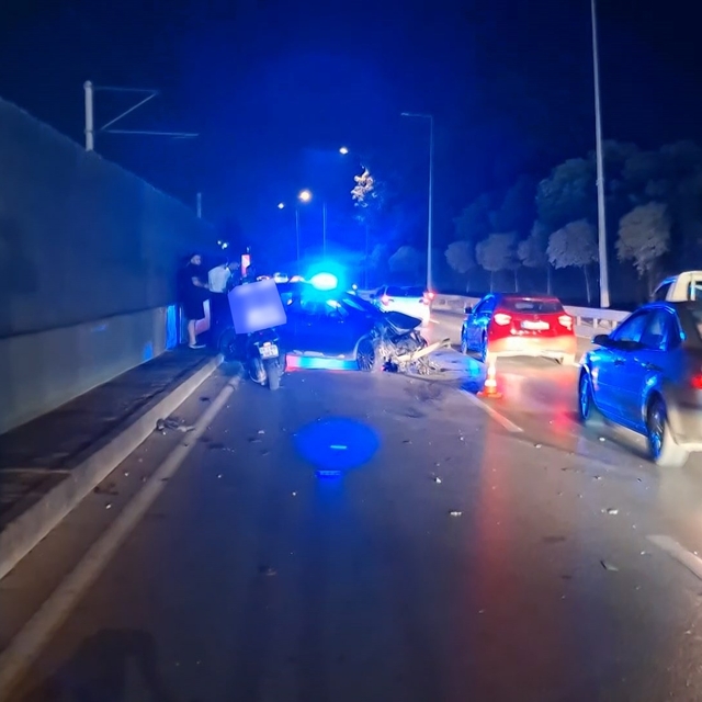 Bursa'da otomobil baz istasyonu ve metro bariyerlerine çarpıp durdu
