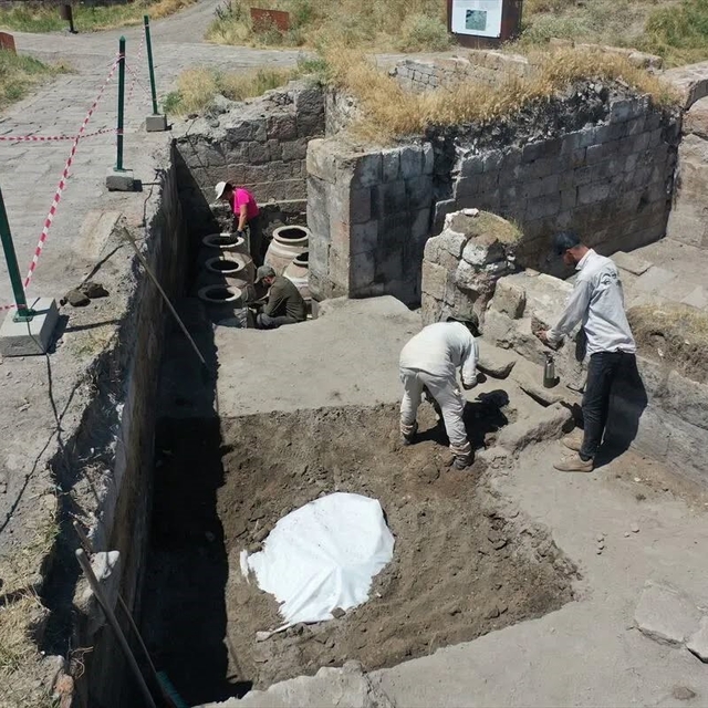 Ani Örenyeri'nde 900 yıllık erzak deposu gün yüzüne çıkarıldı