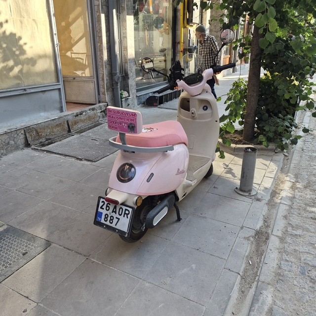 Pembe motosikletin arkasına yapıştırılan ilginç yazı dikkat çekti