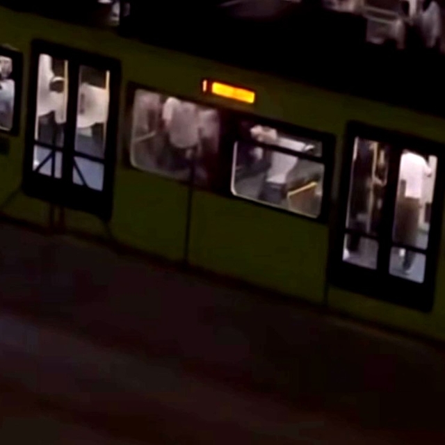 Metro istasyonunda tekmeli yumruklu kavga