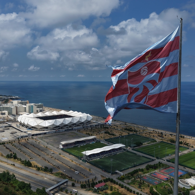 Trabzonspor'un evi yeni sezona hazırlanıyor
Stadın seyirci kapasitesi ve ko...