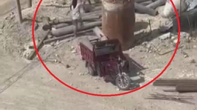 İnşaattaki demir boruları çalan motosikletliler kamerada