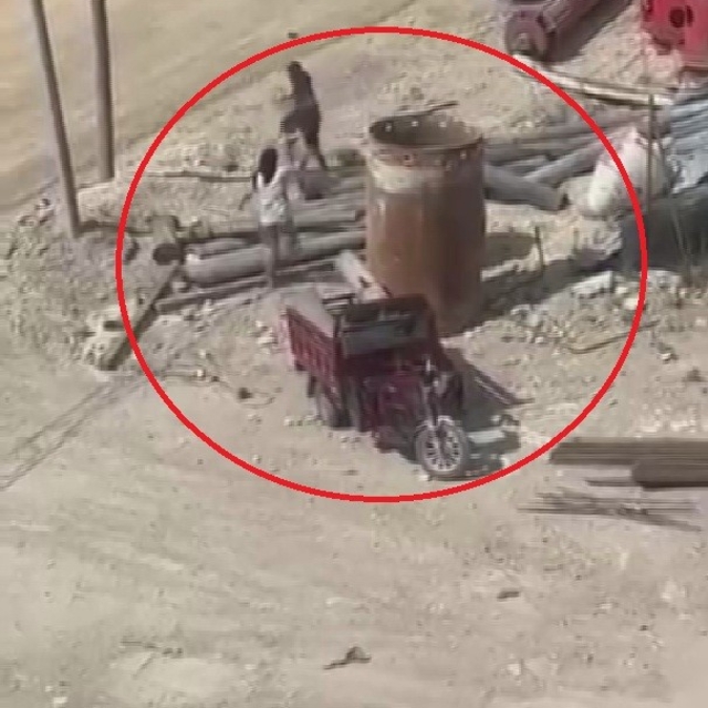 İnşaattaki demir boruları çalan motosikletliler kamerada