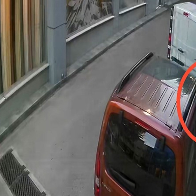 Akran zorbalığı kameraya böyle yansıdı
Bursa'da 10 yaşındaki çocuğu bir baş...