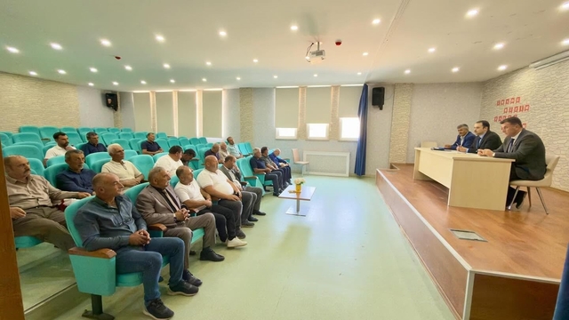 Demirözü'nde muhtarlarla değerlendirme toplantısı yapıldı