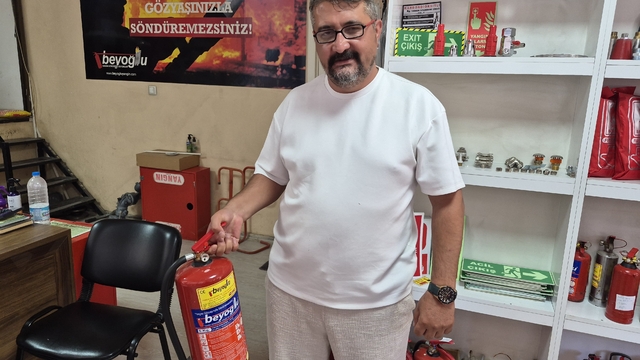 Yangın söndürme cihazlarına düzenli bakım ve eğitim önemli
İşletme sahibi Ömer Gökboğa:
"İhtiyaç anında yangın söndürme cihazlarının sorunsuzca kullanılabilmesi ve problem çıkarmaması için 4 yılda bir düzenli bakım yapılmalı"