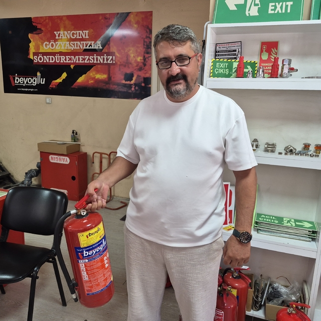 Yangın söndürme cihazlarına düzenli bakım ve eğitim önemli
İşletme sahibi Ö...
