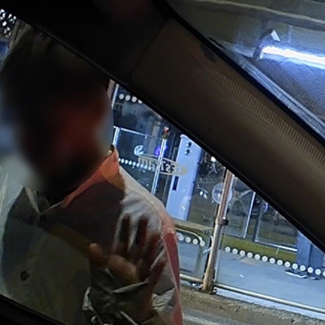 Trafik ışıklarında araçlara 'yapışan' çocuklar araç kamerasına yansıdı