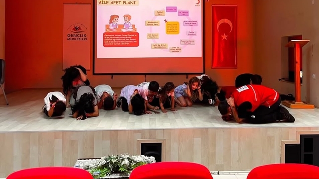 Kızılay'dan yaz kursu öğrencilerine afet bilinci eğitimi