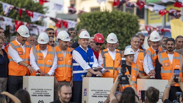 Mersin'de dev kavşak projesinin temeli atıldı
Başkan Seçer: "Mersin'i dünya kenti yapmak için çalışıyoruz"