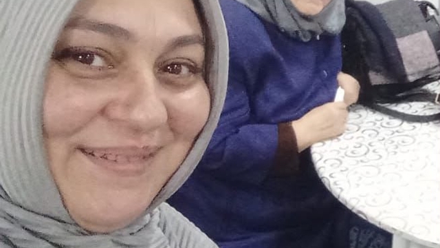 Evinde altınları için öldürülen kadının cinayet şüphelisi, birlikte poz verdiği komşusu çıktı