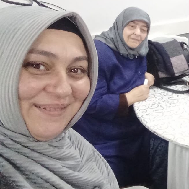 Evinde altınları için öldürülen kadının cinayet şüphelisi, birlikte poz ver...