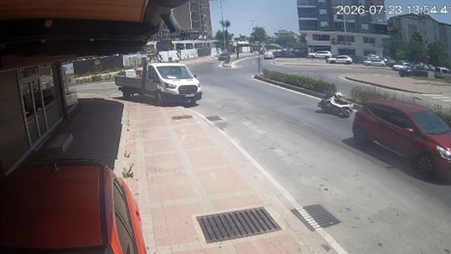 Önüne çıkan otomobile çarpmamak isterken kaza yaptı: 1 yaralı
Motosiklet sürücüsünün devrildiği an güvenlik kamerasına yansıdı