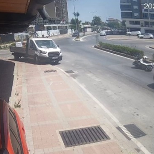 Önüne çıkan otomobile çarpmamak isterken kaza yaptı: 1 yaralı
Motosiklet sü...