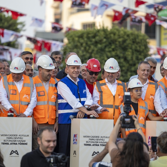 Mersin'de dev kavşak projesinin temeli atıldı
Başkan Seçer: "Mersin'i dünya...