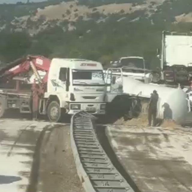 Yakıt tankeri devrildi, kara yolunda ulaşım aksadı
