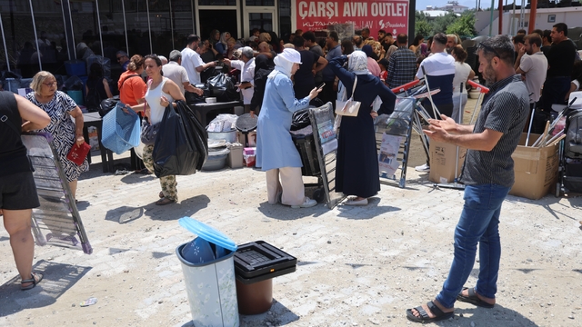 Hatay'da mağaza açılışında izdiham