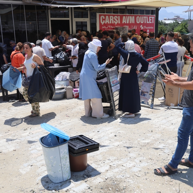 Hatay'da mağaza açılışında izdiham