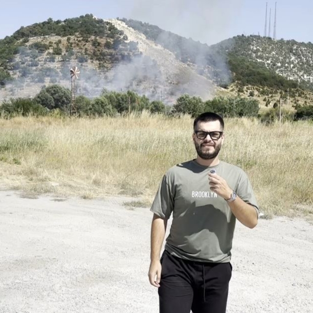 Orman yangını görüntülerken gazeteci gibi anons çekti, olayı heyecan içinde...