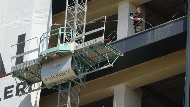 Yük asansöründe elektrik akımına kapılan işçi, 7'nci kattan düşüp öldü