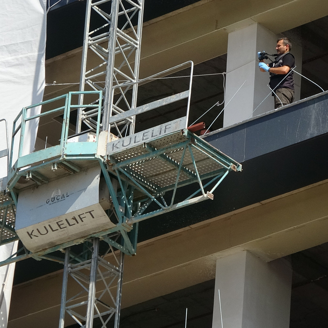 Yük asansöründe elektrik akımına kapılan işçi, 7'nci kattan düşüp öldü