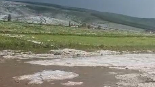 Dağlar beyaza büründü, yol ulaşıma kapandı