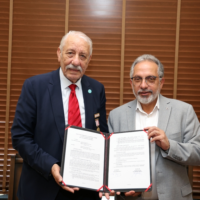 KKTC Aksakalı Öksüzoğlu'ndan Talas Belediyesine anlamlı emanet