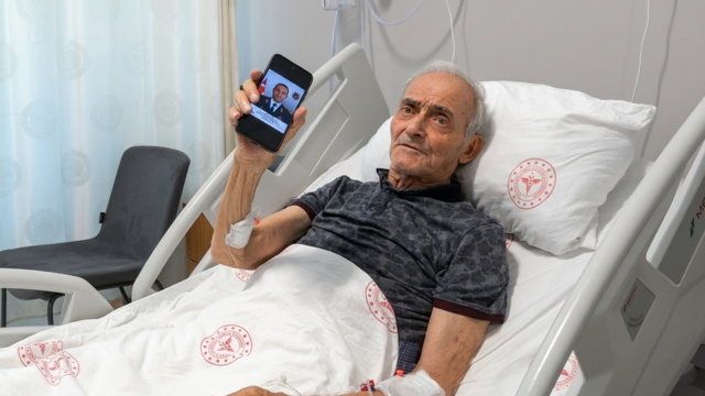 Şehit babasına kapalı yöntemle kalp kapağı değişimi