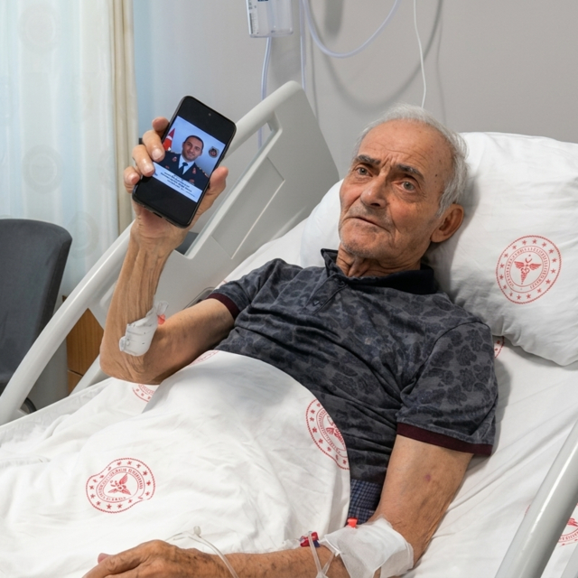 Şehit babasına kapalı yöntemle kalp kapağı değişimi