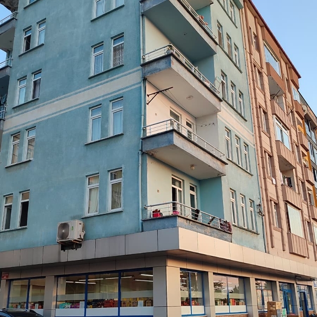 Apartmanın 5. kat balkonundan kopan beton parçaları park halindeki otomobil...