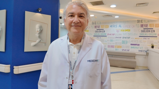 Aşırı sıcaklar kalp hastaları, yaşlılar ve obezler için tehlike oluşturuyor
Bazı Avrupa ülkelerinde çok sayıda insan aşırı sıcaklardan kaynaklı sebeplerden hayatını kaybederken, uzmanlar dikkatli olunması uyarısında bulunuyor