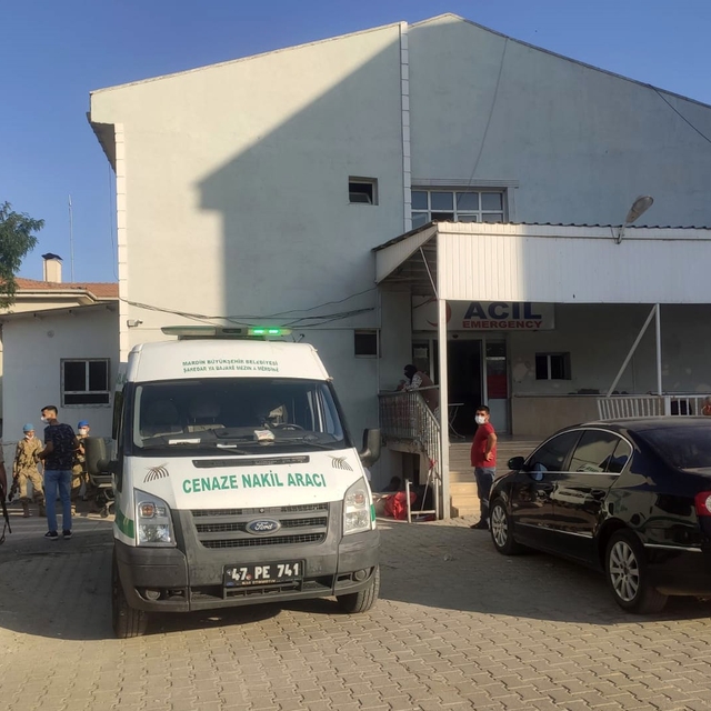 Mardin'de otomobil korucu kulesine çarptı: 1 ölü, 1 yaralı