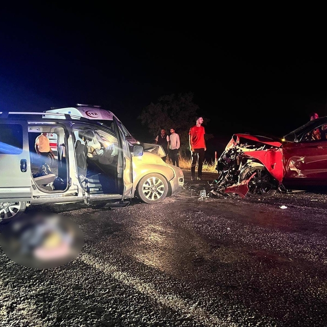 Afyonkarahisar'da araçlar kafa kafaya çarpıştı: 2 ölü, 4 yaralı