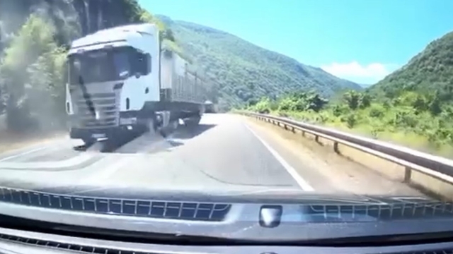 Hatalı sollama yapan sürücülere yaklaşık 45 bin lira ceza
Trafik kurallarına uyman sürücüler kamera kaydında