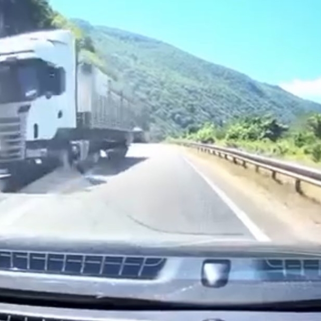 Hatalı sollama yapan sürücülere yaklaşık 45 bin lira ceza
Trafik kuralların...