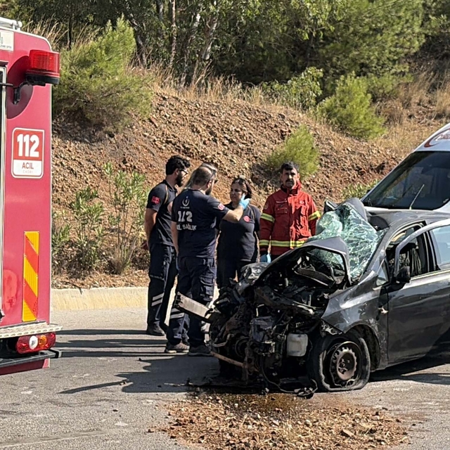 Otomobiller çarpıştı: 1 ölü, 2 yaralı