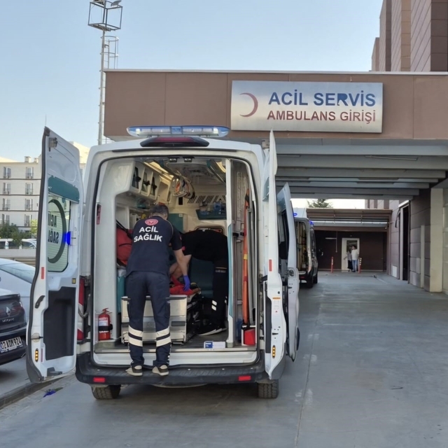 Kumaş tıraşlama makinesine elini kaptıran işçi yaralandı