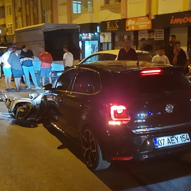 Antalya'da otomobil ile motosikletin çarpıştığı kazada 1 kişi yaralandı