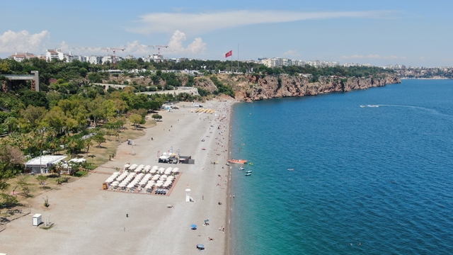 Antalya'da "Dumansız Plaj" uygulaması için yeni genelge
Plajlardaki işletmeler belirli bölümleri "Sigarasız alan" olarak düzenleyecek
Standartlara tam uyum sağlayan işletmeler, "Mavi Deniz Dostu İşletme" olarak ödüllendirilecek