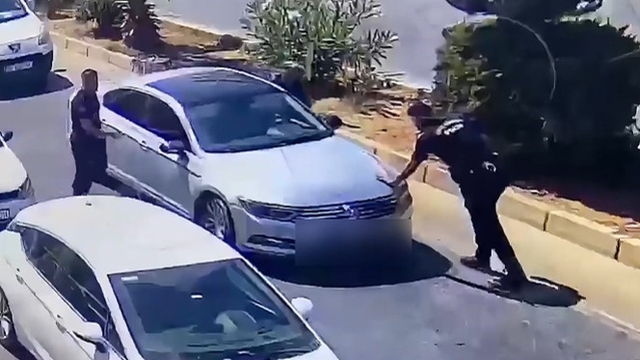 Mersin'de hırsızlık zanlıları otomobille kaçarken yakalandı