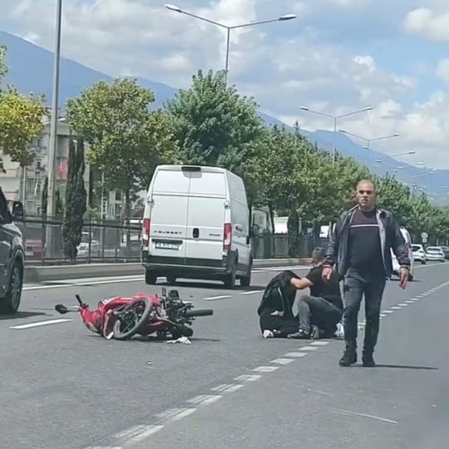 Otomobille çarpışan motosikletteki çift yaralandı