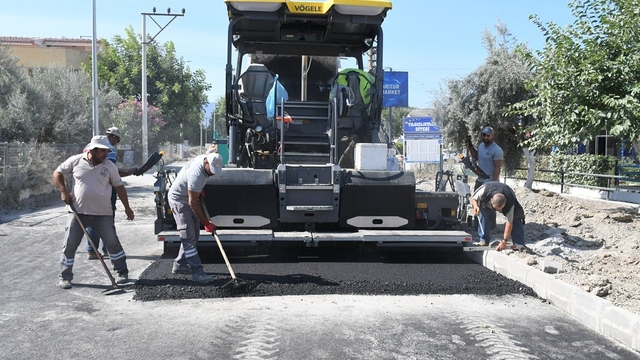 Kuşadası'nda sıcak asfalt çalışmasında sona gelindi