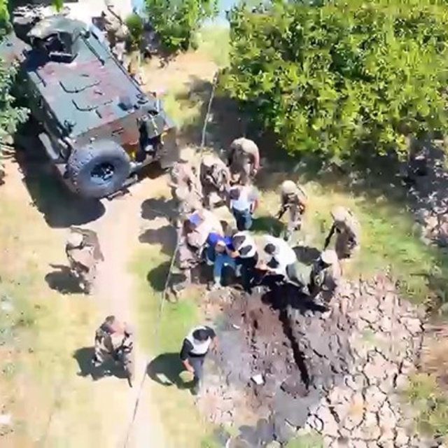 Polise silahla karşılık veren şahıs yakalandı
Özel harekat polisleri de ope...