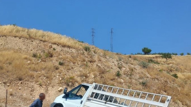 Siirt'te hafif ticari araç yoldan çıktı