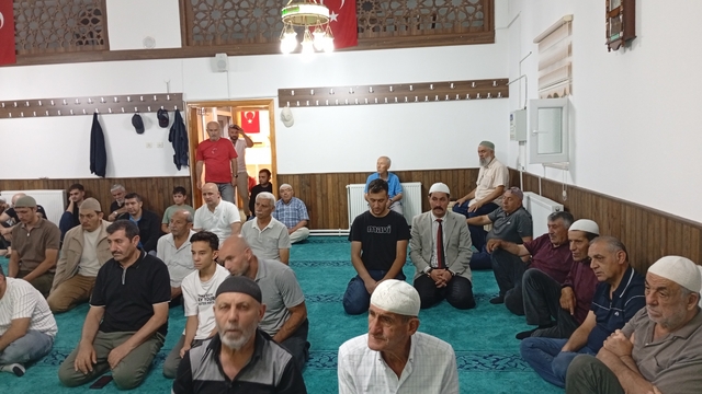 Bu cami yatsı namazlarında dolup taşıyor
Sivas'ta sevilen cami imam hatibinin uygulamaya koyduğu 'tövbe istiğfar buluşmaları' ile son 10 haftadır her perşembe gecesi yatsı namazında cami dolup taşıyor