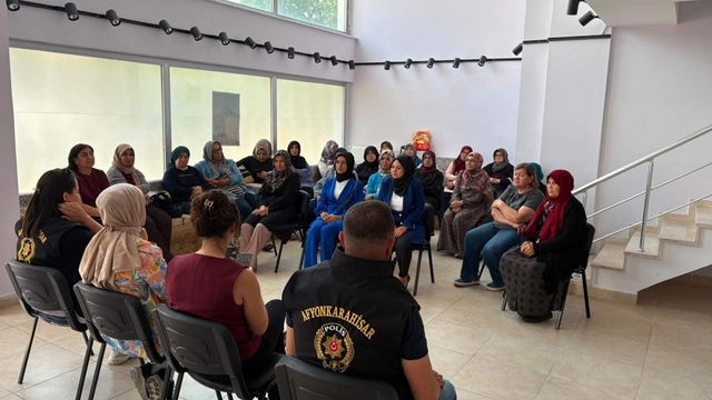 Afyonkarahisar'da kadın kursiyerlere KADES ve ŞÖNİM bilgilendirmesi