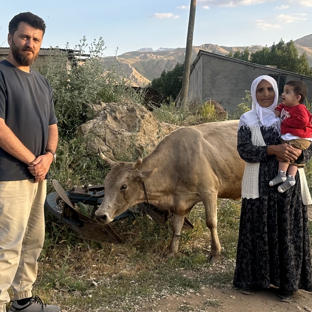 İhlas Haber Ajansı'nın haberi Ayni teyzenin yüzünü güldürdü: İnekler kendis...