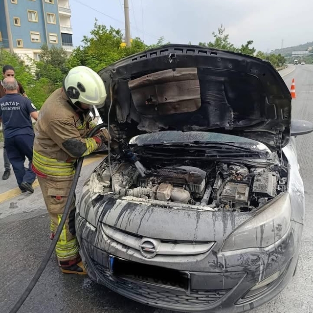 İskenderun'da araç yangını paniğe neden oldu