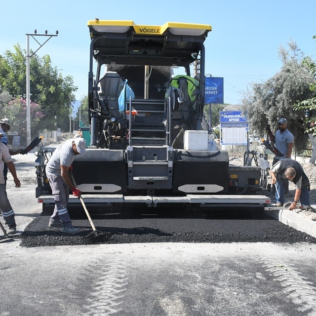 Kuşadası'nda sıcak asfalt çalışmasında sona gelindi