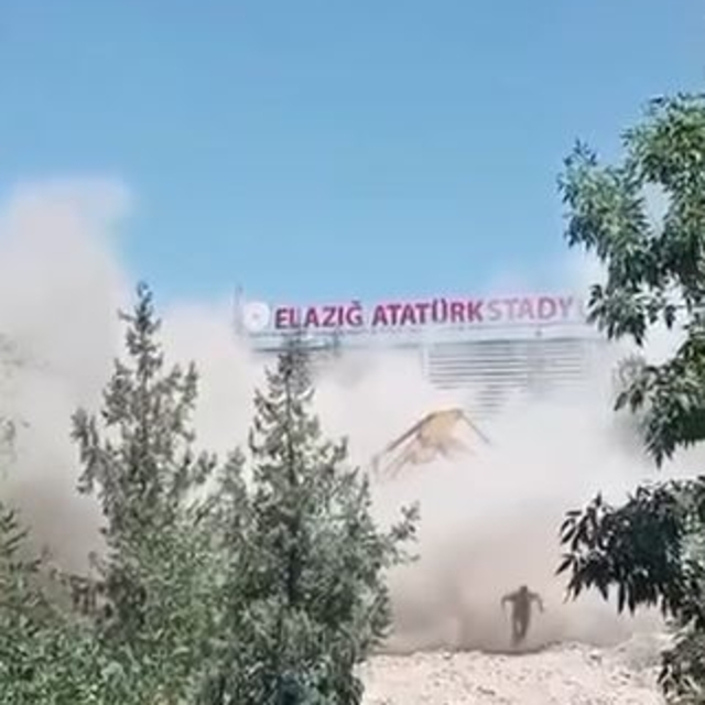 Elazığ'da 5 katlı bina yıkımında facianın eşiğinden dönüldü: Operatör son a...